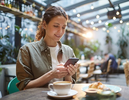 Femme au téléphone dans un restaurant
