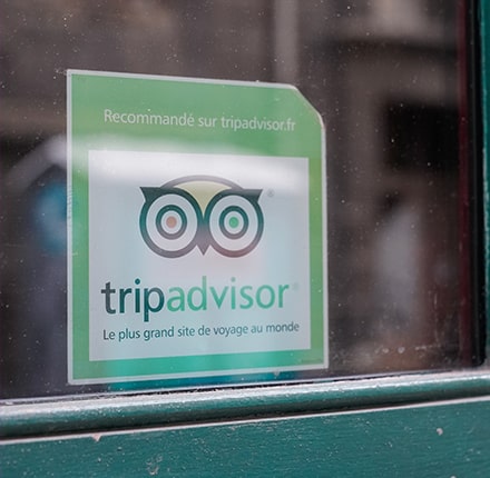 Logo TripAdvisor sur la vitrine d'un restaurant