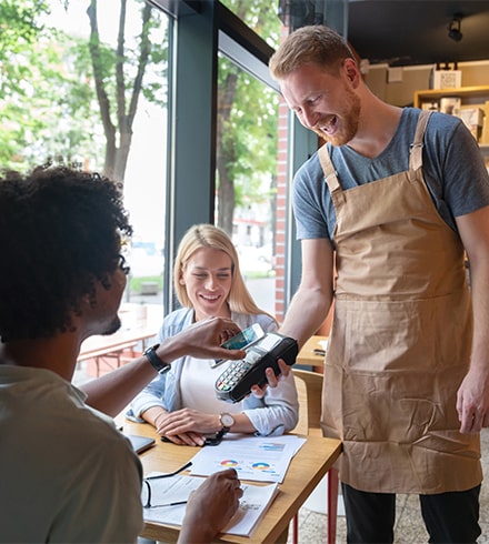 Le paiement sans contact dans un restaurant