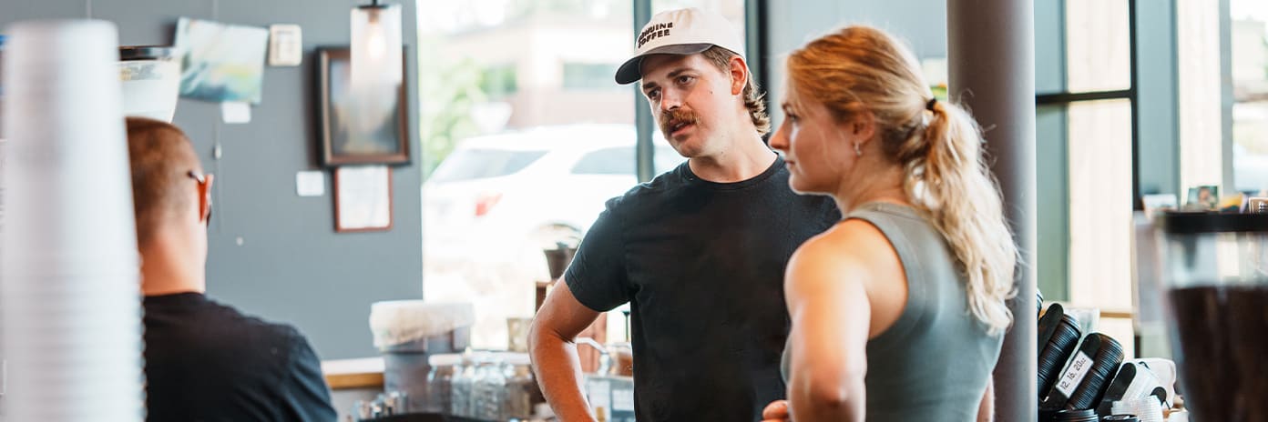 Discussion dans un café