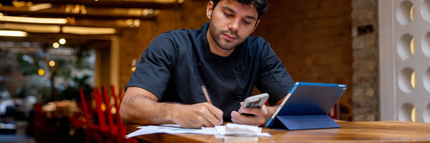 Restaurateur assis qui prépare les aspects administratifs pour la rentrée