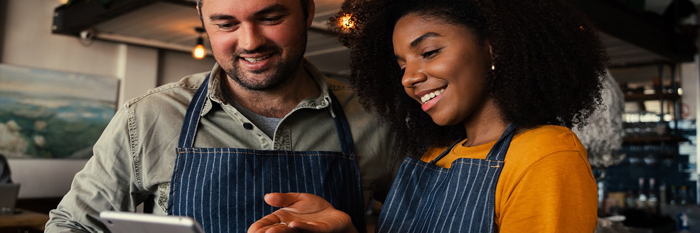 Deux gérants d’un établissement consultent une tablette