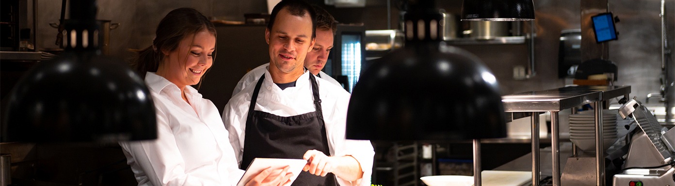 Chefs de restaurant dans une cuisine