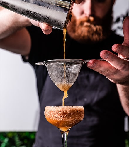 Barman qui prépare un cocktail