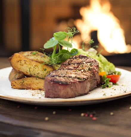 Steak cuisiné au feu de bois