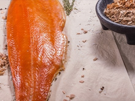 Tranche de saumon fumé sur une nappe blanche