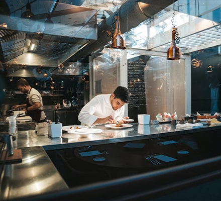 Dressage d’un plat dans une cuisine ouverte