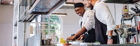 Préparation repas dans une cuisine ouverte