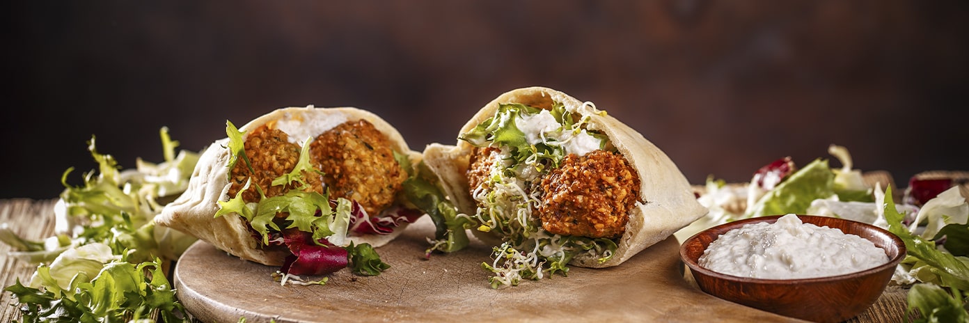 Sandwich kebab végétarien sur une planche