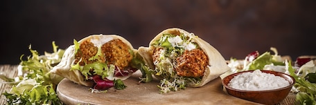 Sandwich kebab végétarien sur une planche