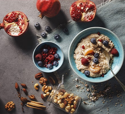 Porridge au sorgho éclaté, quinoa et fruits