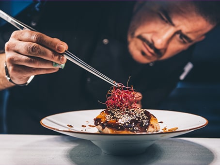 Chef terminant le dressage d'un plat