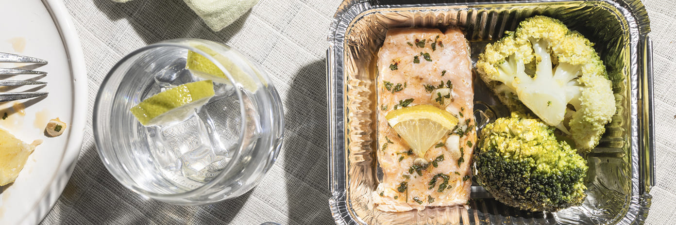Doggy bag sur une table de restaurant