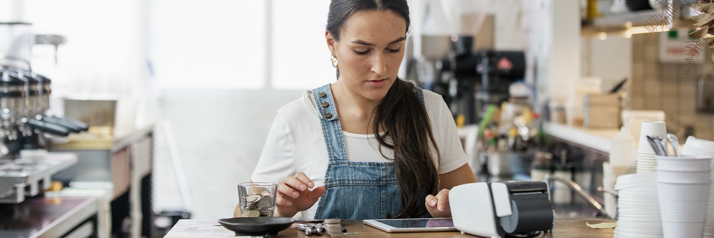 Restauratrice comptant les pourboires