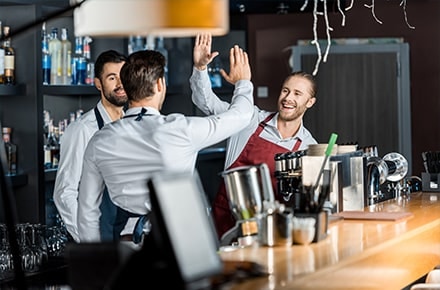 Serveurs de restaurant qui checkent !