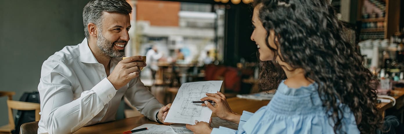 Discussion entre un homme et une femme autour d’une table