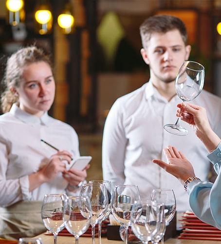 Elèves en formation au Service du vin en salle
