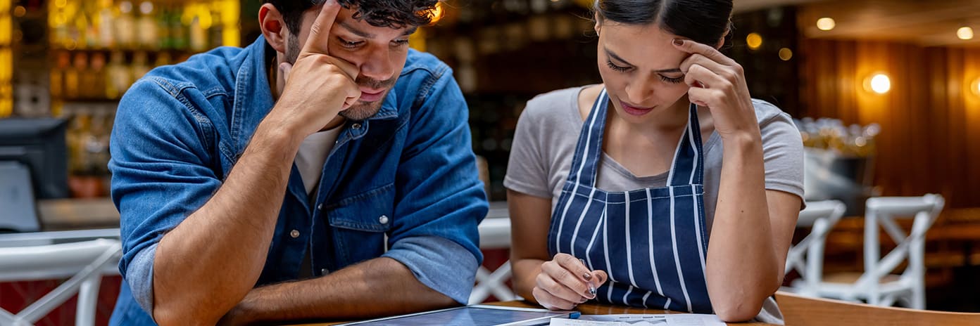 Gérants d’un restaurant qui travaillent sur la comptabilité
