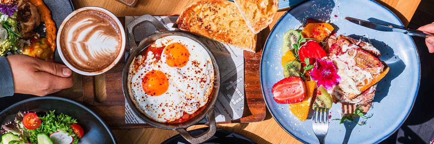 Différents plats disposés sur une table pour un brunch