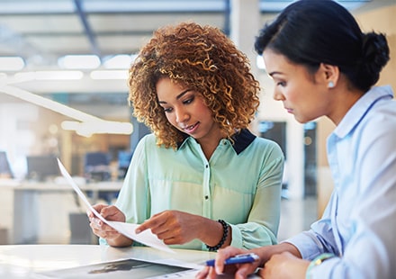 Deux femmes regardant un document papier