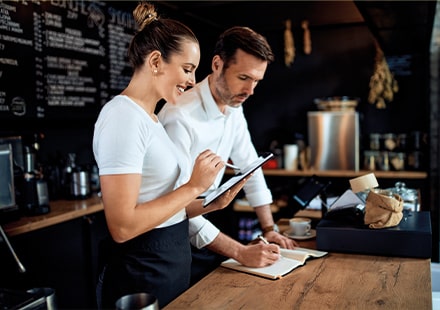 Entretien d'un salarié au comptoir d'un restaurant