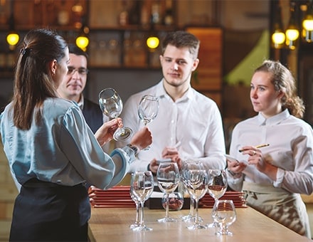 Présentation des verres à vin à une équipe