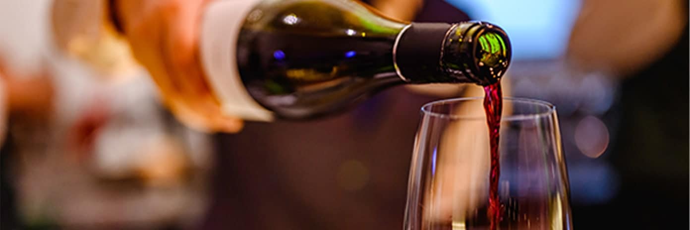 Vin rouge versé dans un verre à vin