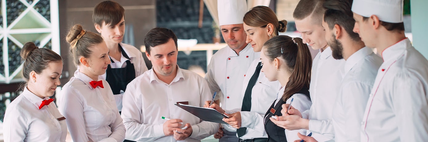 Chef qui établit le planning avec ses salariés en cuisine