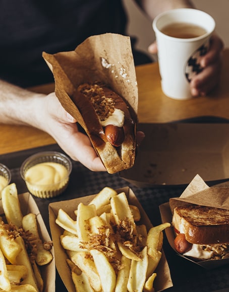 Plat composé de hot-dogs, frites, mayonnaise avec une boisson