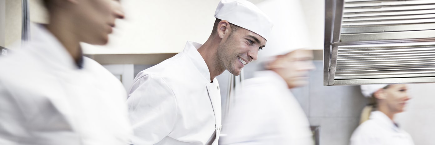 Chefs de cuisine dans la cuisine d’un restaurant