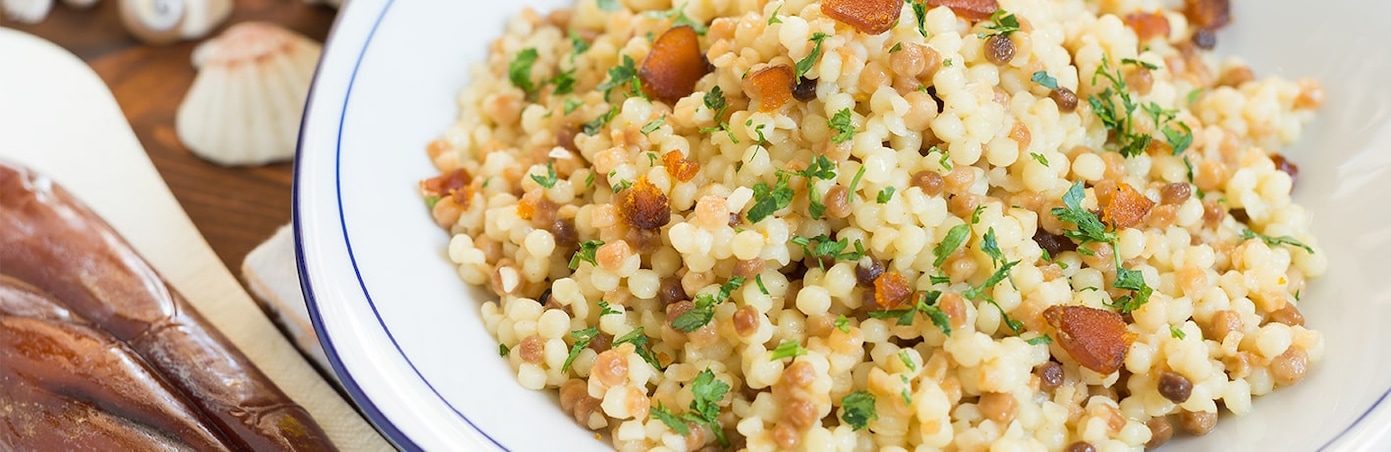 Plat de fregola sarda aux dattes