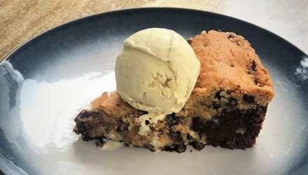 Browkie accompagné d'une boule de glace