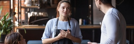 Serveuse s'expliquant avec un client