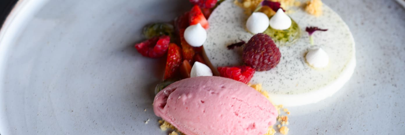 Dessert avec sorbet framboise et crumble