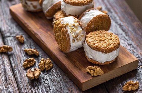 Sandwich glacé composé avec des noix sur une planche en bois
