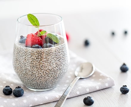 Graines de chia dans du lait avec des fruits frais