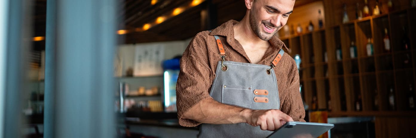 Serveur avec tablette en restaurant