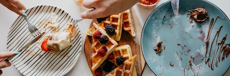 Assiettes avec des gaufres et de la glace