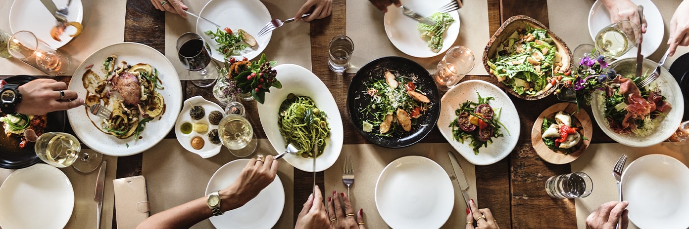 Table de restaurant avec des plats à partager