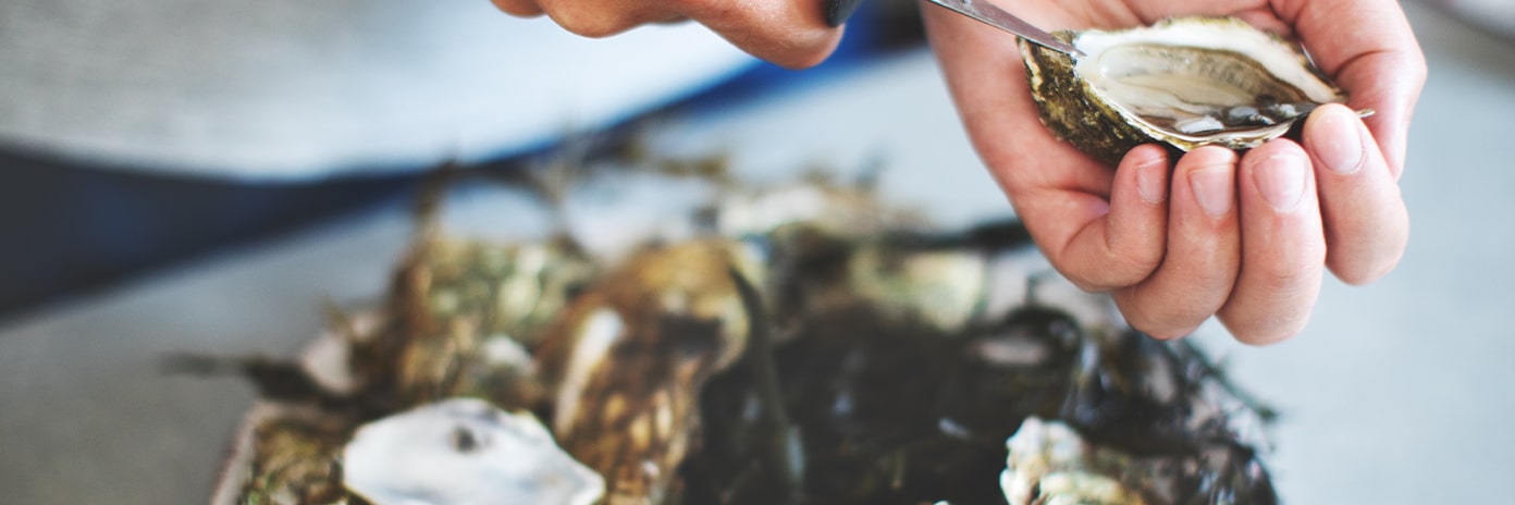 Ouverture d'une huître en gros plan