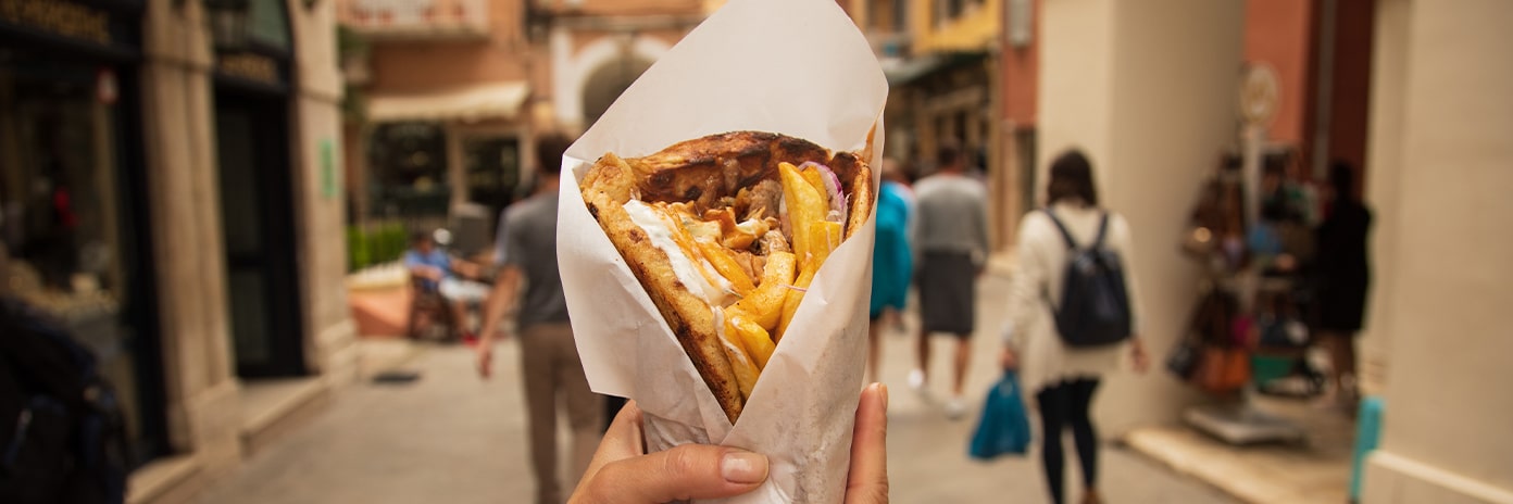 Sandwich gyros emballé dans un papier