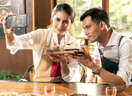 Serveurs faisant un selfie avec un plat dans les mains