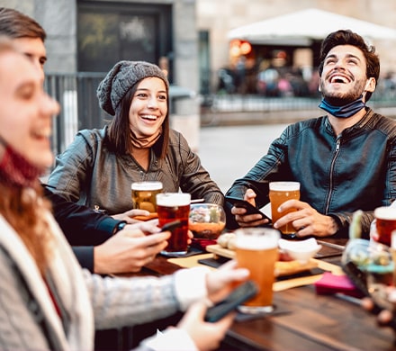 Hommes et femmes buvant de la bière dans un café