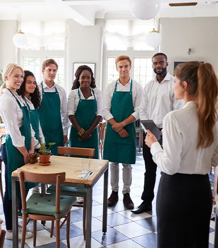Femme cheffe qui manage son équipe