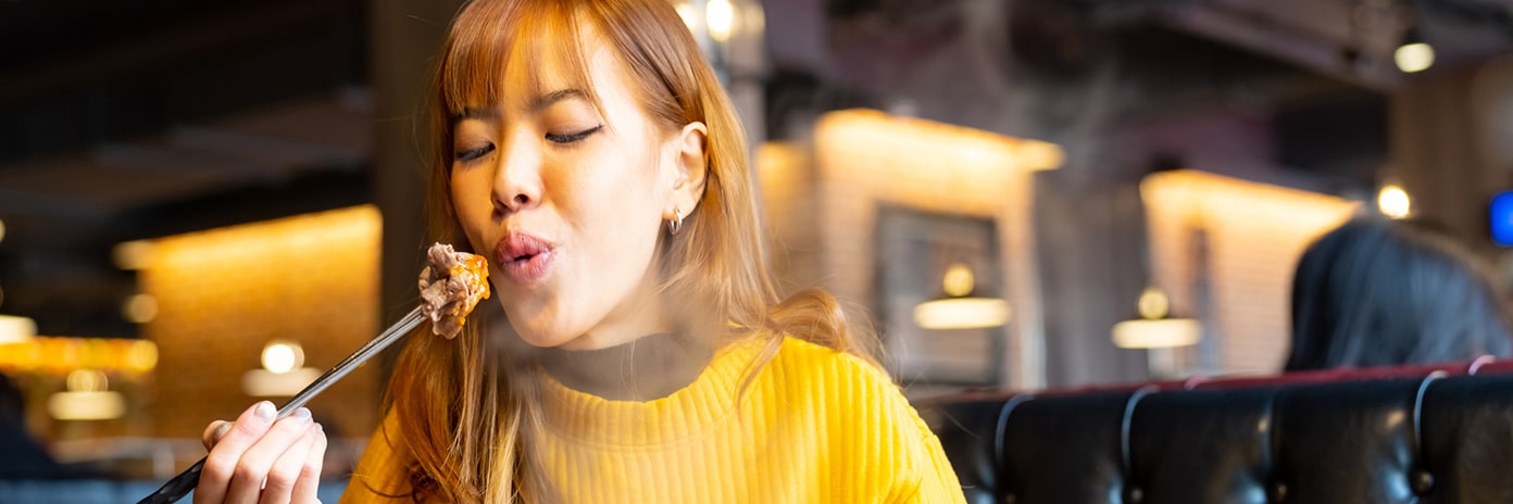 Jeune femme qui déjeune seule au restaurant