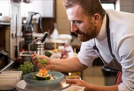 Chef terminant le dressage d'un plat