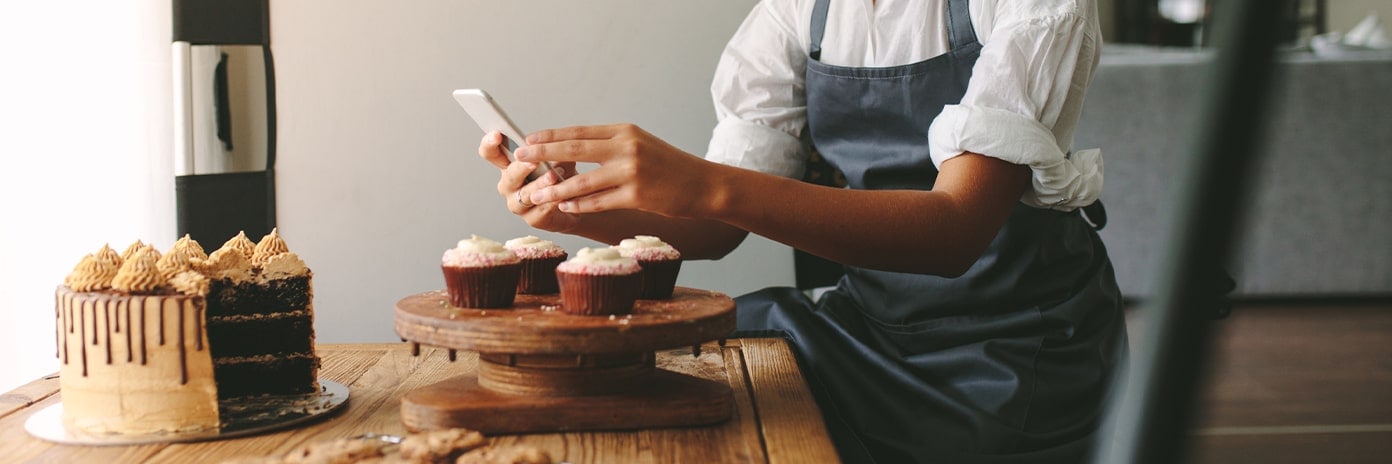 Cheffe qui photographie ses desserts pour les réseaux sociaux