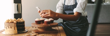 Cheffe qui photographie ses desserts pour les réseaux sociaux