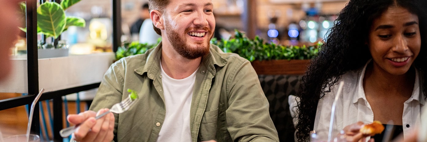 Client qui mange un menu de saison au restaurant avec ses amis