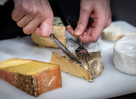 Découpe d’un fromage sur un plat blanc